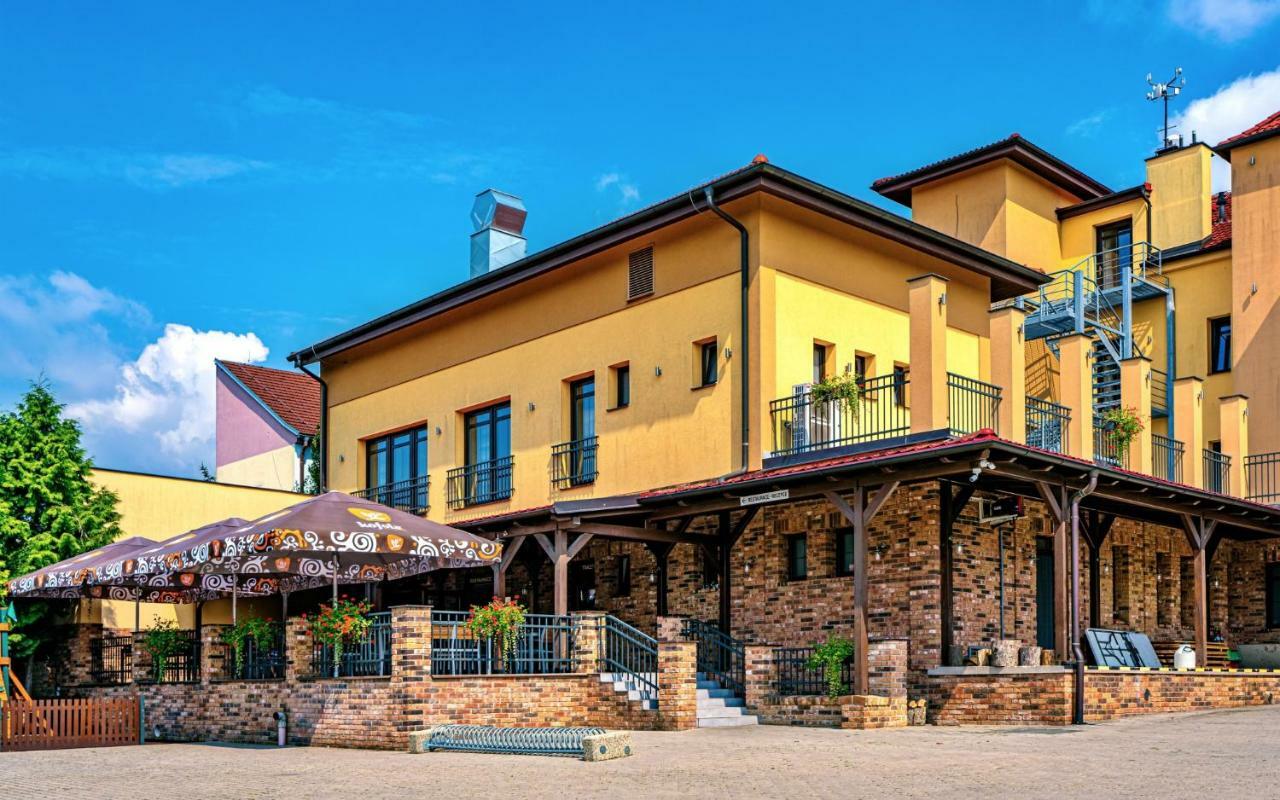 Hotel Lidovy Dum Bzenec Exterior photo